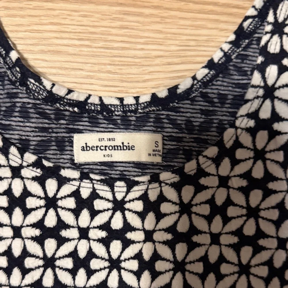 Abercrombie Kids Navy and White Flower Patterned Top - Picture 2 of 4